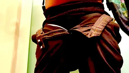 Siyah kadın kılıklı boşaltıcı striptiz