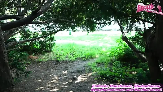 Alman tombul amatör parkta flört ettikten sonra erkek penisi emiyor