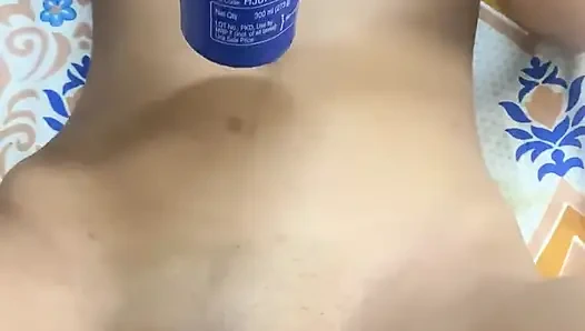 Büyük memeli genç kız yaramazlık yapıyor ve dölleniyor