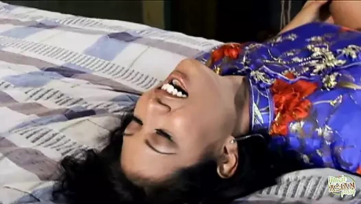 Asyalı orta yaşlı seksi kadın büyük beyaz bir yarağın üstüne sert boşalmasını seviyor