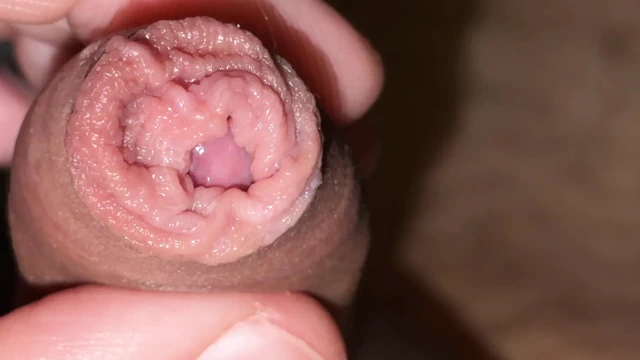 Küçük kesilmemiş penisimi sıçrayana kadar mastürbasyon yap