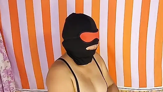Amatör Hintli evli kadın maskeli gırtlağına kadar alıyor