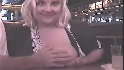 Sarışın orta yaşlı seksi kadın kalın yarağı emiyor ve sonra sert biniyor