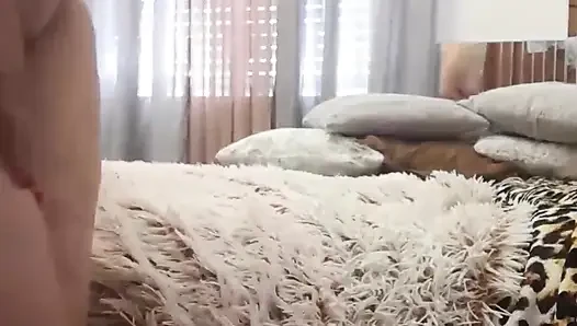 Fina amına muz sokuyor. Tadıyor ve mastürbasyon yapıyor, çok azgın!
