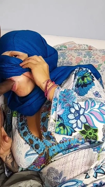Tesettürlü Arap kadın balkonda ona gösterdikten sonra sapık komşusunun siyah yarağını emiyor | Klip 1
