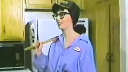 Bir kadın tesisatçı lavabodan daha fazlasını açıyor