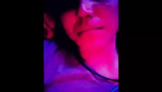 Tay kız kam üzerinde kedi gösterir