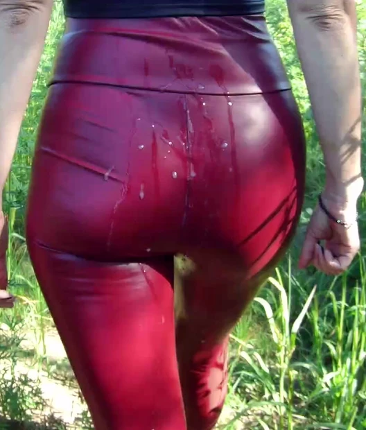 Сперма идет в кожаных леггинсах после быстрого траха на природе