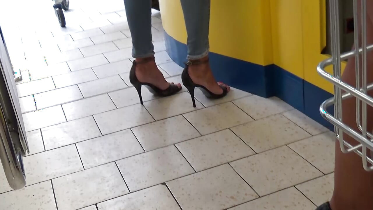 İtalyan orta yaşlı seksi kadın süpermarkette park yerinde sakso çekiyor
