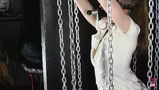 Sarışın Kat bir adam ve takma yarakla bağlanıp sikilmeyi hayal ediyor