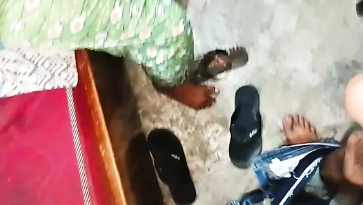 Azgın neha yengenin sıkı amını sikiyor ve siyah kalın penisini Yenge'nin ağzına sokuyor, yengeyi çığlık attırdı ve verdi