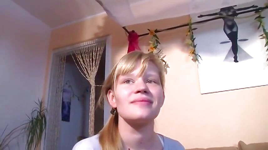 Çarpıcı sarışın hatun büyük bir yarakla derinden sikiliyor