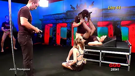 Ggg - Büyük Göğüslü Sarışın MILF Kulüpte Bir Grup Adam Tarafından Grup Tarafından Cinsel Saldırıya Uğradı - Ggg Canlı Gösteride