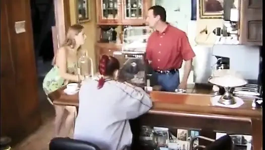 Azgın adam tuvalette ateşli hatuna giriyor ve onu iyi sikiyor