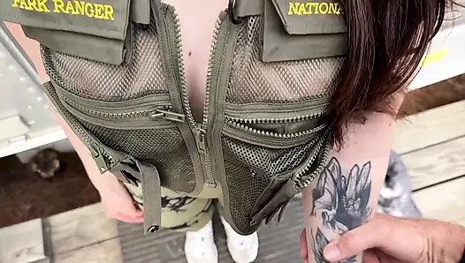 Seksi genç park korucusu asılı kampçıyı sorguluyor