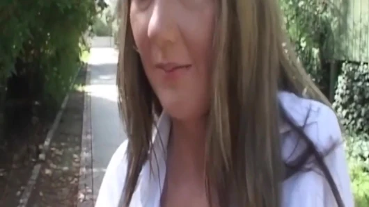 Olgun sarışın orta yaşlı seksi kadın gırtlağına kadar alıyor ve yüzüne büyük boşalma