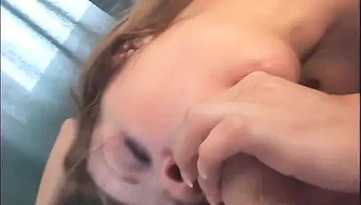 Olgun orta yaşlı seksi kadın sert yolculuktan sonra dölle sırılsıklam