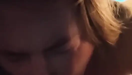 Orta Yaşlı Seksi Kadın Sakso Çekmeyi Seviyor - Yarak Ibadeti