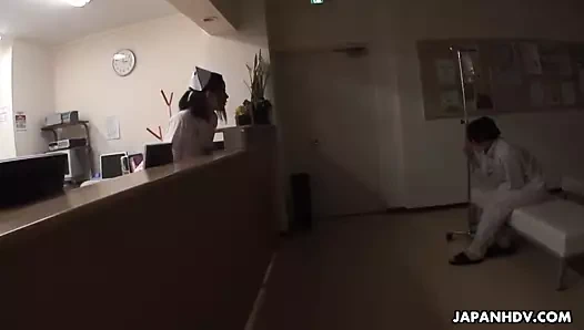 Japon hemşire, mika kojima sansürsüz bir adamı rahatlatıyor