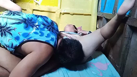 İlk kez onu sikiyorum. Yüksek sesle inliyor