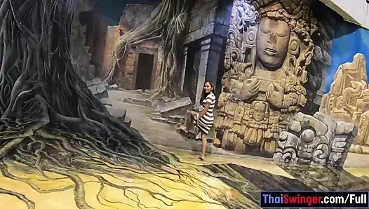 Büyük götlü Taylandlı kız arkadaşla sanat müzesi ziyareti seks için azgın