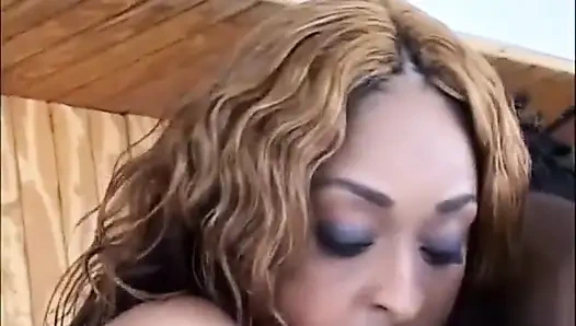 İri göğüslü çok seksi siyah amcık mutfakta sikişiyor