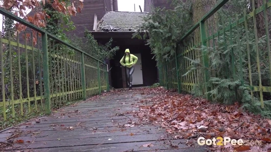 Got2Pee'de kızların işemeye geldiği zamanda aşağı
