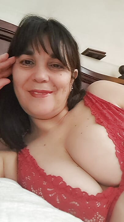 Olgun orta yaşlı seksi kadın utangaç ve genç bir komşusun evine nasıl geldiğini anlatıyor ve bir anda yarağını vuruyor ve her damlasını alıyor