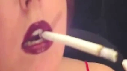 Sıcak olgun solo sigara içme ve sarkan 120