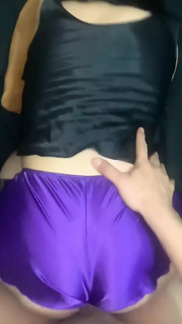 Раком в атласном нижнем белье