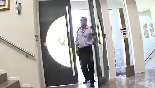 Zenci sürtük sulu yuvarlak götünü zıplatırken sikiliyor