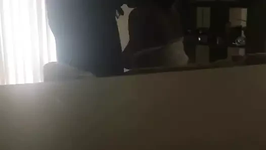 Ben çalışırken bu kalın piliçle sikiştim. Sıkı şişman ıslak amcığının içine boşaldım