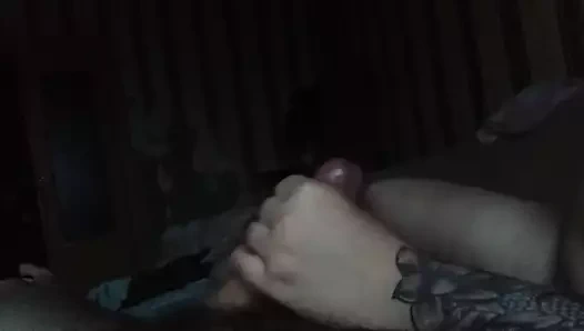 Karım ateşli boşalmak için şişman yarağımı okşuyor