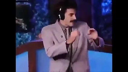 Borat, Howard'ın penisini pantolonla öpüyor.