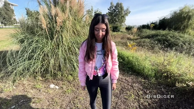 Pissing bir kız yakaladı ve onu dağlara sikişmek için götürdü