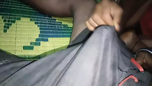 Gırtlağına kadar alıyor ve yüzünü sikiyor