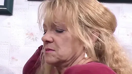 Olgun sarışın ve esmer orta yaşlı seksi kadınlar azgın üçlü grup seks yapıyor