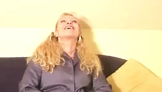 Fransız genç kız oyuncu seçmelerinde büyük oyuncakla oynuyor