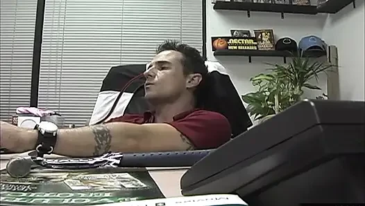 Sarışın orta yaşlı seksi kadın kanepede vibratörle mastürbasyon yapıyor