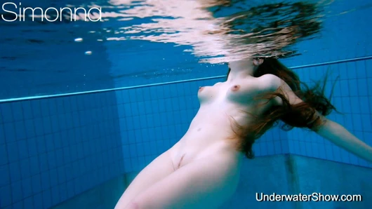 Simonna tarafından yüzme havuzunda pembe iç çamaşırı