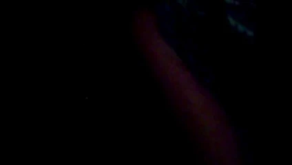 il la baisse dans la voiture