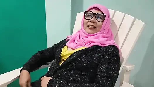Satıcı, ruj canlı satırken astları tarafından ihanete uğradı.