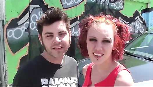 Amatör kızıl saçlı büyük bir yarak alıyor