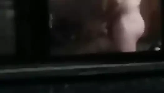 onu okşayarak yakaladı