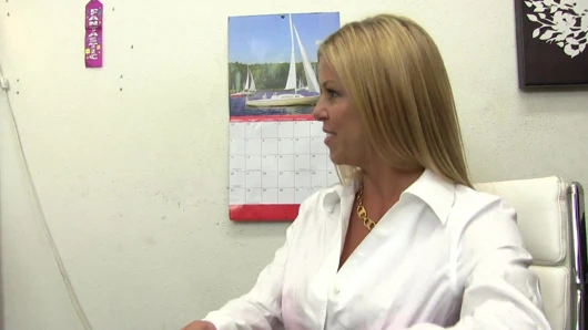 Busty puma milf seduces hırslı genç için daha fazla görüşme sırasında