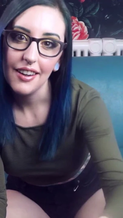 Sıcak Ev Arkadaşın Külotunu Koklarken Yakalıyor - Ceza, CBT, Femdom POV - Miss Faith Rae | Bölüm 1