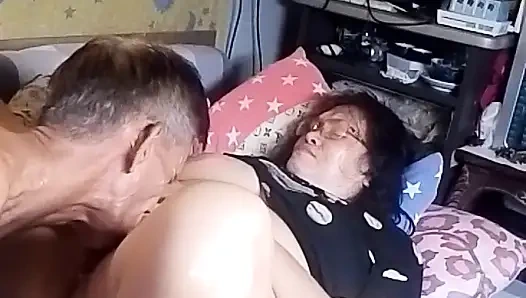 Birçok kez fışkırtıyor ve sikimden ve tounge'dan aldığı tatmini iyi hissediyor