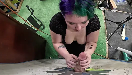 Gotik genç kız deliğini ziyaret etti onu emiyor