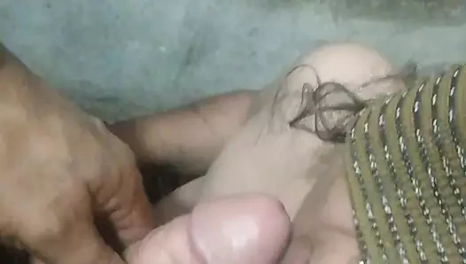 Büyük orta yaşlı seksi kadın iri göğüsler tarafından büyük yarak emiyor