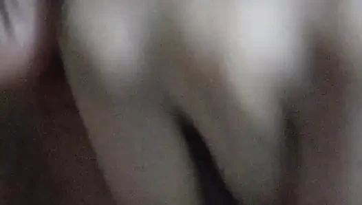 Yalnız kız amcığını parmaklıyor